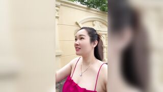 Nhìn Chị thôi, đừng nhìn Dú chị nhé