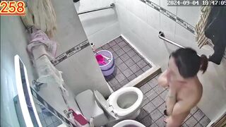 Quay lén chị dâu đi tắm xem nứng vl ra