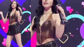 Gái xinh mặc lọt khe di diễn bị soi hàng cực dâm