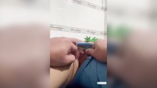 Sáng sớm em họ 16 tuổi ngủ mê không mặc sì líp, vào nghịch lồn xoa hạt le nó tí.