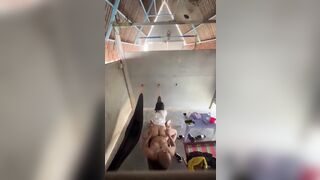 Ông bác họ vô tư đụ cháu gái 16 tuổi của mình, không biết ông làm gì mà đụ được.