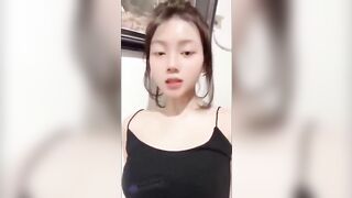Gái xinh vú to khoe hàng trên live siêu dâm