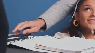 Thầy hiệu trưởng bắt nữ sinh bú cu trong phòng làm việc thì bị phụ huynh phát hiện