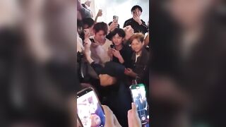 Người phụ nữ thực hiện hành vi quan hệ tình dục bằng miệng trên đường phố