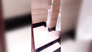 Để bạn thân cầm điều khiển máy rung tại trung tâm thương mại và cái kết
