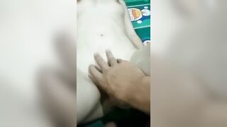 Mới chạm vào bím mà em đã quắn hết cả người
