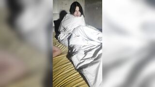 Con gái đg ngủ mà bố dượng cũng k tha,vào phòng lột đồ con ra đụ bắn tinh đầy bụng