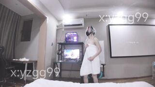 Em coser tóc trắng cực xinh khỏa thân bôi dầu khắp người bú mút gạ đụ a p1