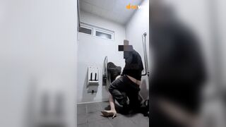 E teen say rượu ngất trong nhà vệ sinh bị người lạ thay phiên nhau vào móc đè ra đụ 2