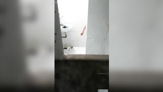 Quay lén em sinh viên phòng bên mới đi học về đi tắm