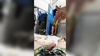 Mở cửa nằm sục cặc gặp ngay e hàng xóm sang chơi bị em đè ra bú cu luôn