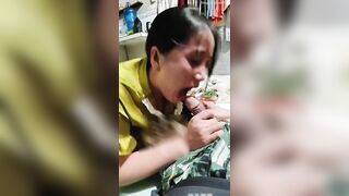 Mở cửa nằm sục cặc gặp ngay e hàng xóm sang chơi bị em đè ra bú cu luôn