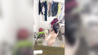 Quay lén em sinh viên phòng bên đi tắm,lồn rậm lông nhưng mà dáng siêu ngon