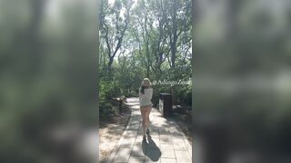 Dâm nữ mông to tròn trắng múp thích show hàng public nơi đông người p2