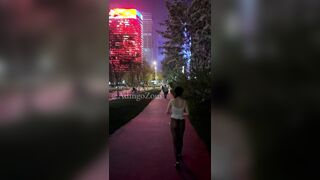 Dâm nữ mông to tròn trắng múp thích show hàng public nơi đông người p3
