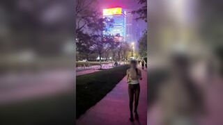 Dâm nữ mông to tròn trắng múp thích show hàng public nơi đông người p3