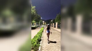 Dâm nữ mông to tròn trắng múp thích show hàng public nơi đông người p6