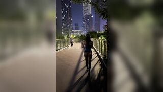 Dâm nữ mông to tròn trắng múp thích show hàng public nơi đông người p6