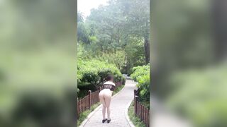 Dâm nữ mông to tròn trắng múp thích show hàng public nơi đông người p8