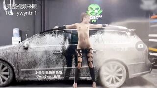 Tiệm rửa xe trắng múp