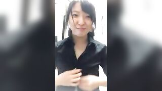 Gái dâm cởi áo khoe vú cho trai xem