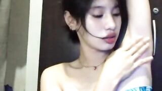 Gái dâm liếm lách dâm đãng kích thích