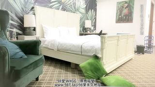 Cô ấy có eo thon, vòng mông săn chắc, vòng ngực đầy đặn