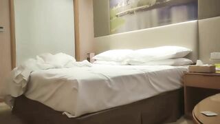 Người đẹp nhan sắc cổ điển, đi làm trong khi say xỉn