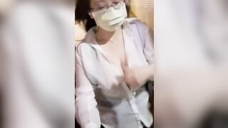 Kính cận tri thức nhưng có sở thích phô dâm, cởi áo khoe vú giữa phố