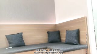 Cô gái mũm mĩm với mái tóc dài đang sợ bị chụp ảnh