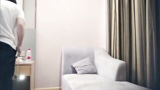 Cô gái mặc áo khoác da đen và rất giỏi oral sex
