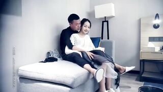 Một cô gái ngây thơ đã bật khóc tại ngày đầu tiên đi làm