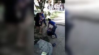 Học sinh lớp 10 ghen tuông chuyện tình cảm, đánh bạn tới tụt quần lòi sì líp lọt khe.