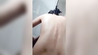Gắn cam ẩn quay lén cô bé sinh viên năm nhất tắm ở chung trọ