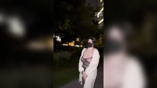 Dâm nữ chubby vú bự thích show hàng public cởi quần lót giữa đường treo trên bụi cây
