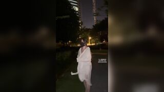 Dâm nữ chubby vú bự thích show hàng public cởi quần lót giữa đường treo trên bụi cây