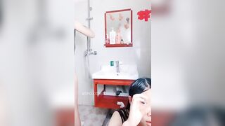 2 e hs nổi loạn, đi tắm kì lồn cho nhau