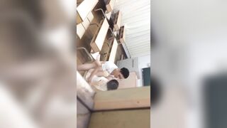 Quay lén 2 e học sinh đánh vần trong lớp học