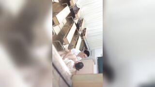 Quay lén 2 e học sinh đánh vần trong lớp học