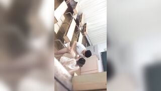 Quay lén 2 e học sinh đánh vần trong lớp học