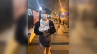Gái xinh ngây ngộ lồn không lông nghe lời bạn trai cởi đồ đi dạo nhiều nơi trên phố