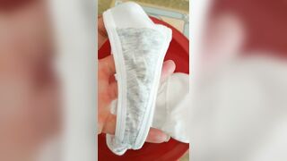 Tranh thủ đi tắm kiếm quần lót của chị gái rồi sục