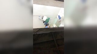 anh ngồi trên nóc nhà nhìn e tắm