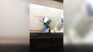 anh ngồi trên nóc nhà nhìn e tắm