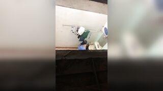 anh ngồi trên nóc nhà nhìn e tắm