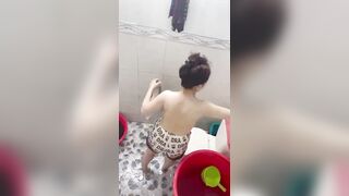 Lén nhìn mẹ hương rồi sục thấy cả vú