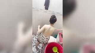 Lén nhìn mẹ hương rồi sục thấy cả vú