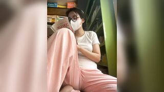 Clip Sex Em gái vừa đọc sách vừa nhét sextoy vào lồn 2