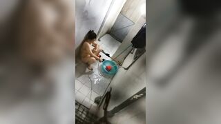 Quay lén bà chị thủ dâm khi đang tắm