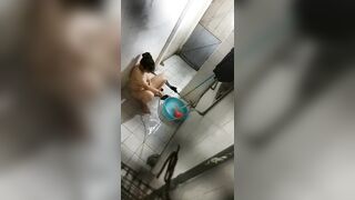 Quay lén bà chị thủ dâm khi đang tắm